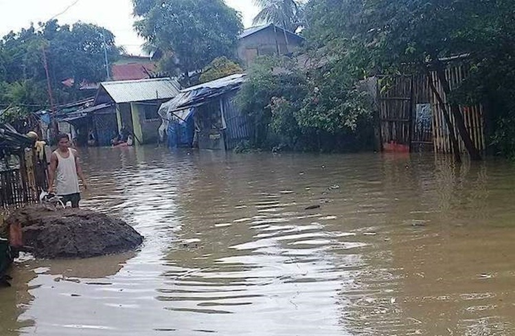 HEAVY RAINS FLOOD PIPELINE ROAD COMMUNITY, OTHERS